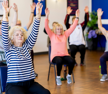 Yoga auf dem Stuhl für Senioren